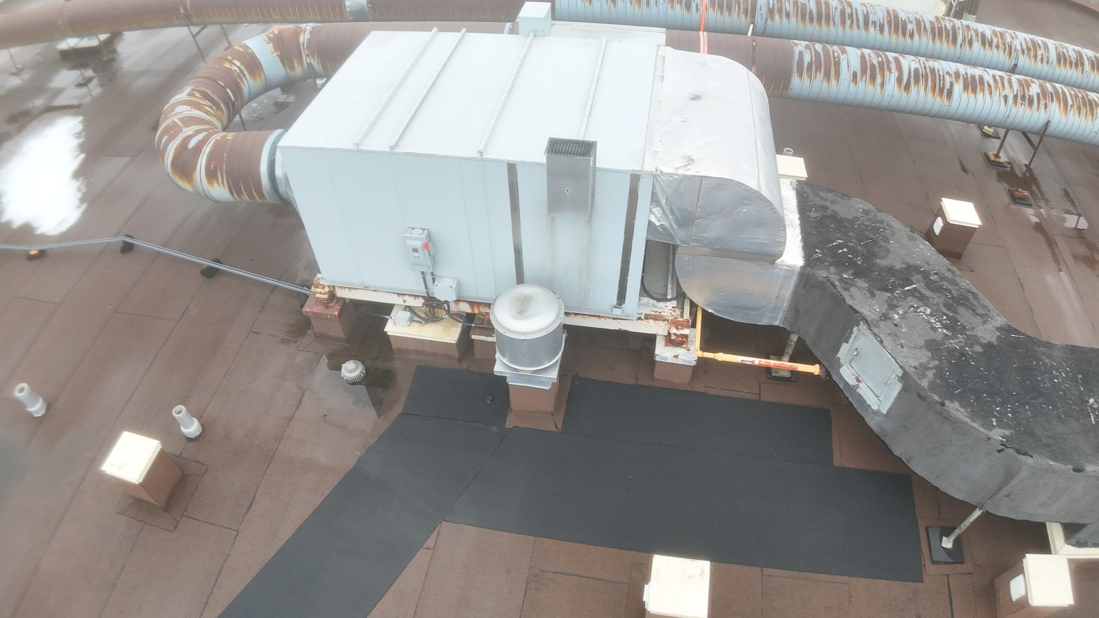 Unité mécanique et conduits sur le toit plat d'un immeuble de condos, photographiés par drone