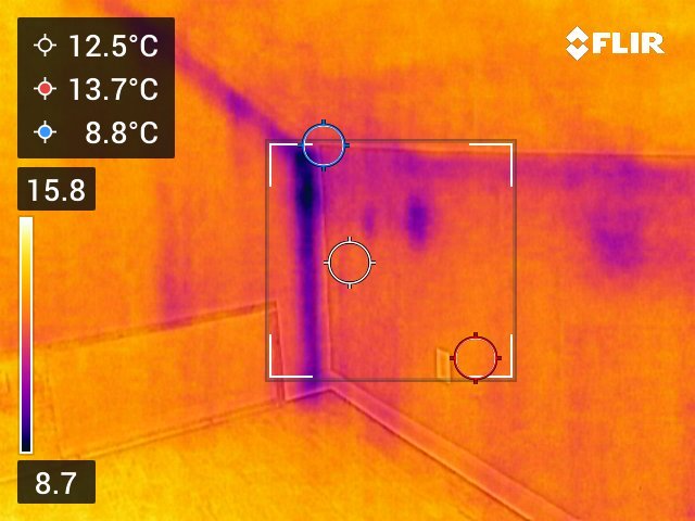 Image thermique d'un coin de mur intérieur plus froid que le reste de la pièce