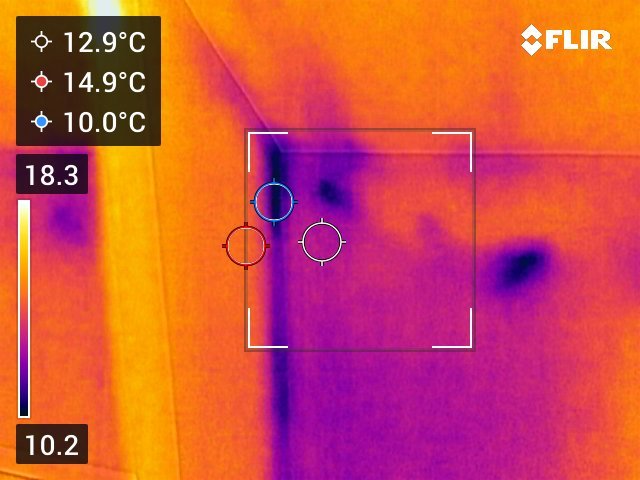 Image thermique d'un mur intérieur montrant des zones froides près du coin et du plafond
