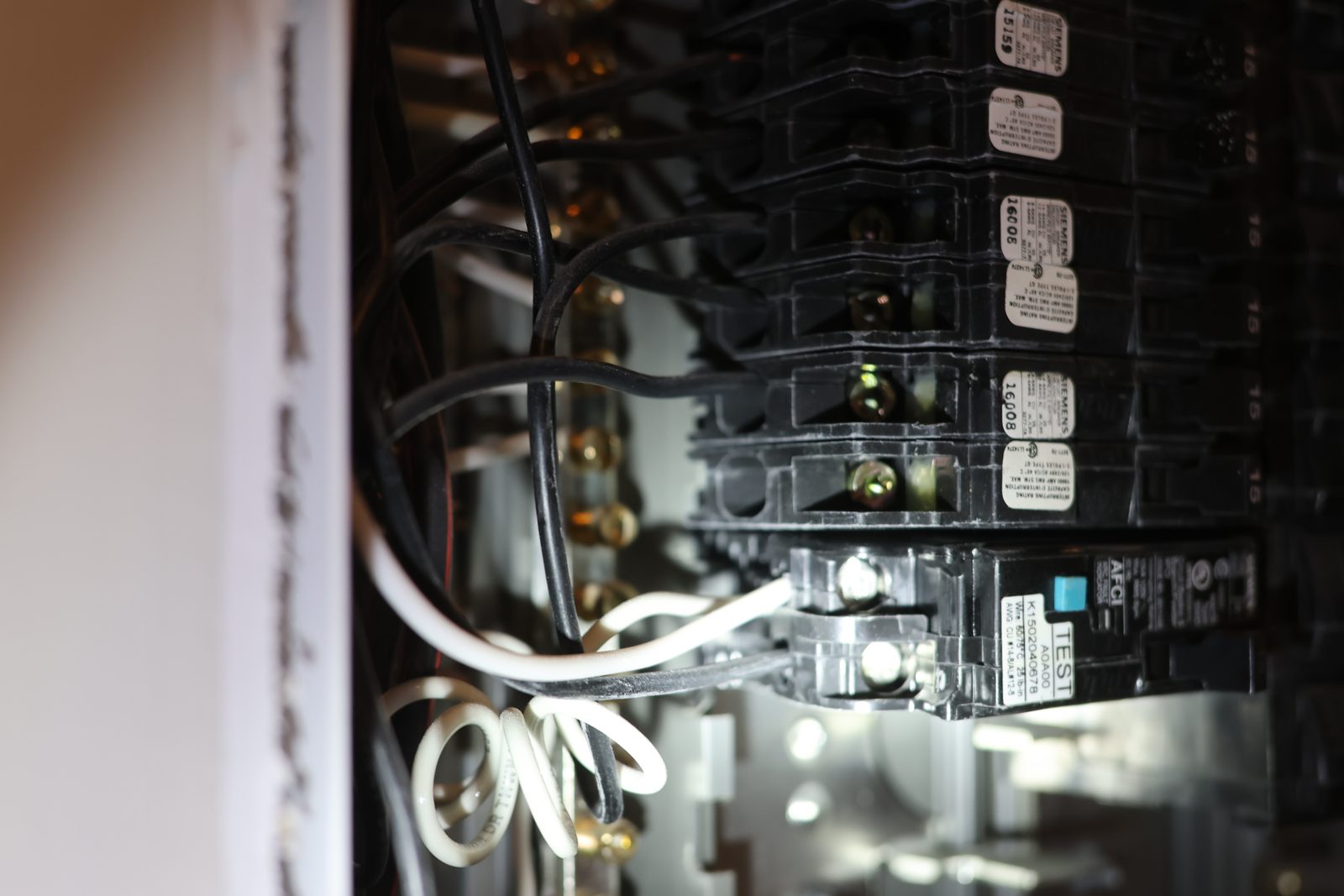 Disjoncteur anti-arc (AFCI) et son fil blanc dans un panneau électrique récent